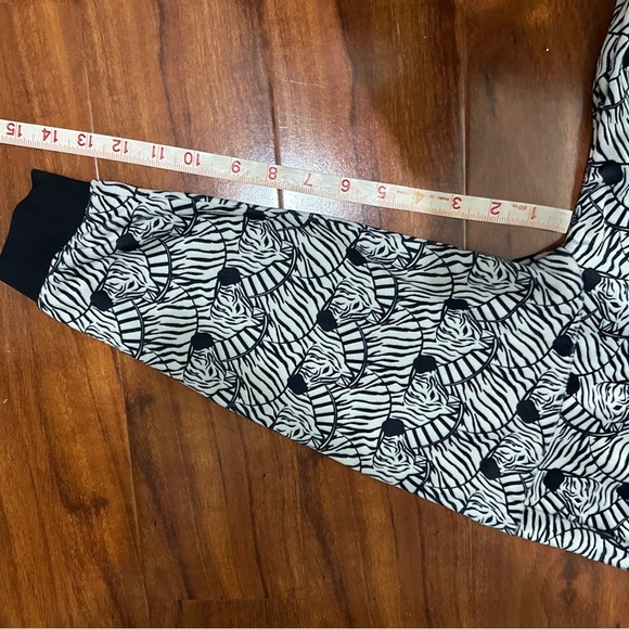 Adidas Jacket Zebra Repeating Print Sweatshirt Size Medium Youth Womens - Picture 6 of 7